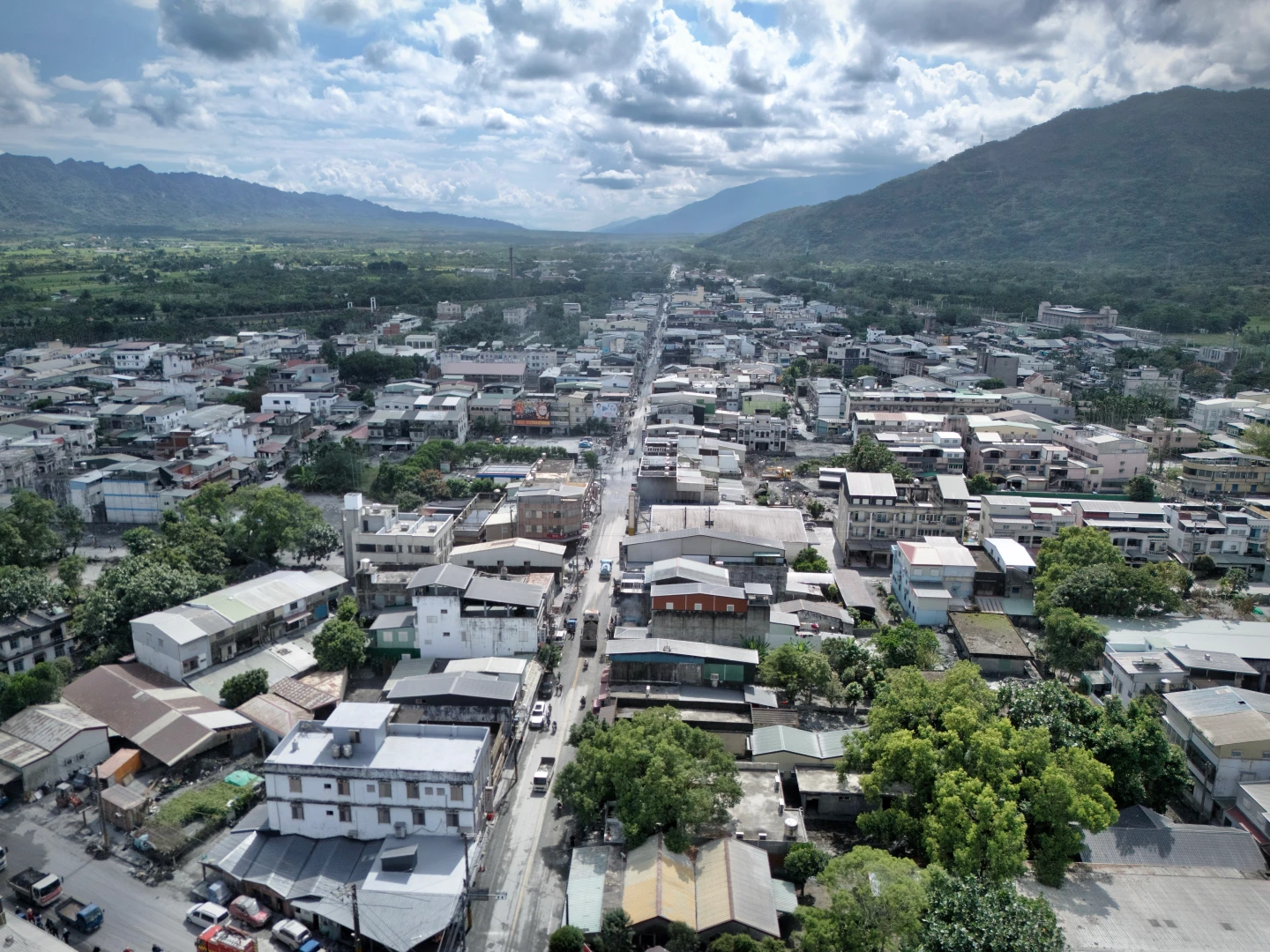 光復鄉的重建需要大量人力物力的協助。影音中心攝