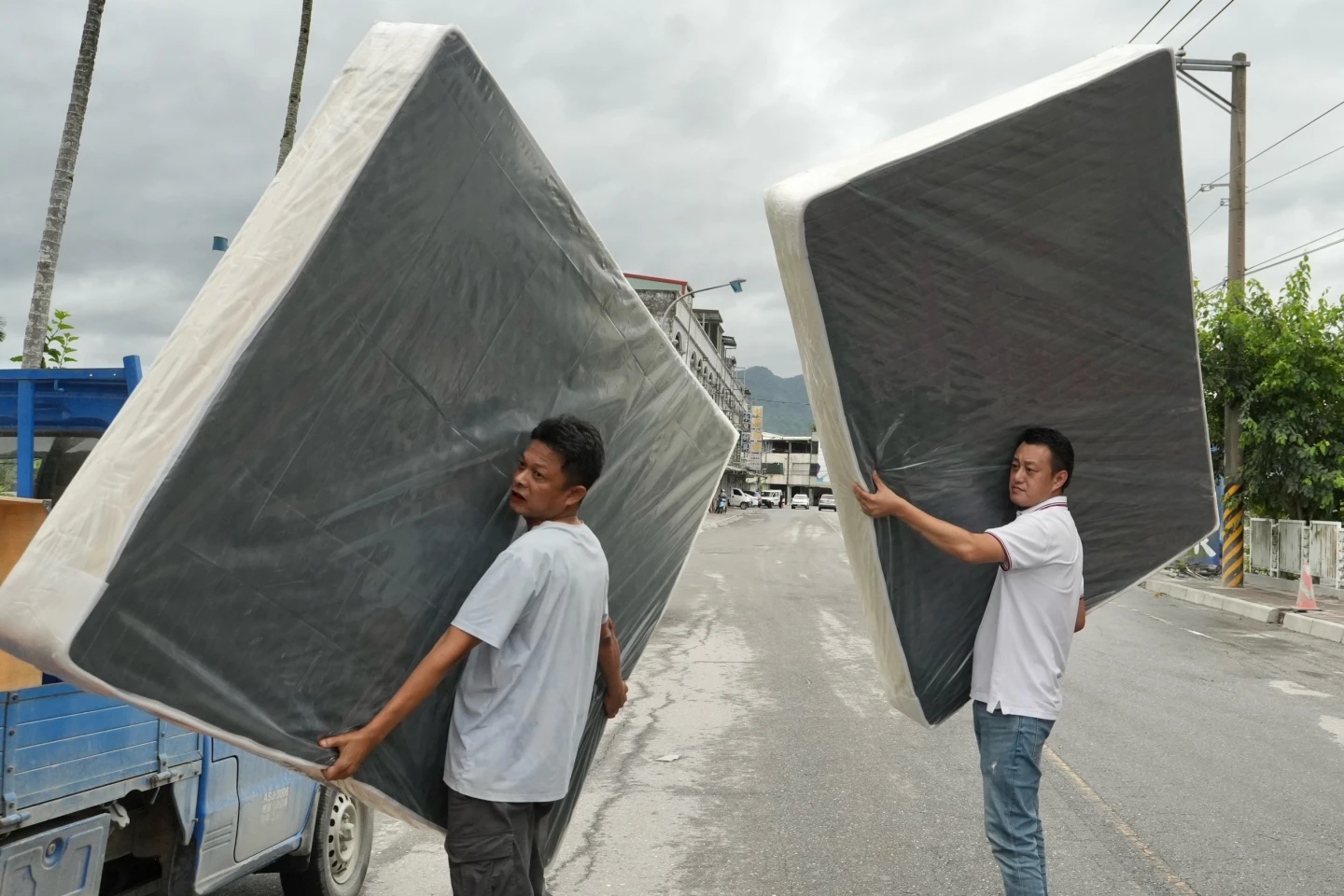 徐先生(右)提到,自己就是因為看到這些畫面而有感觸。林林攝