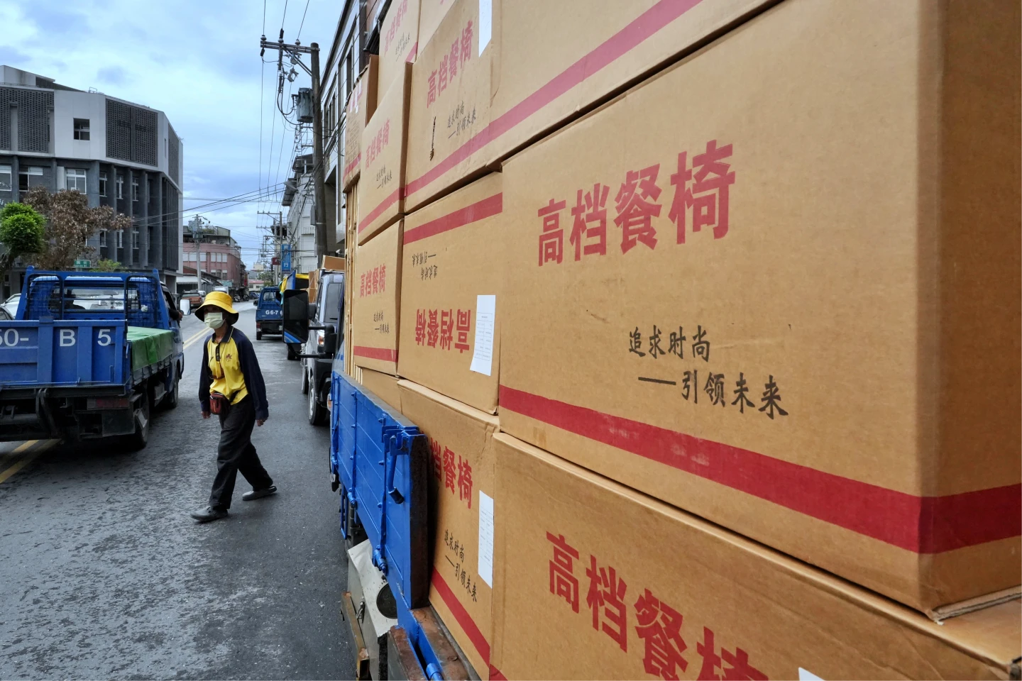 一箱箱的餐椅,準備送到民眾家中,成為新生活的元素。林林攝