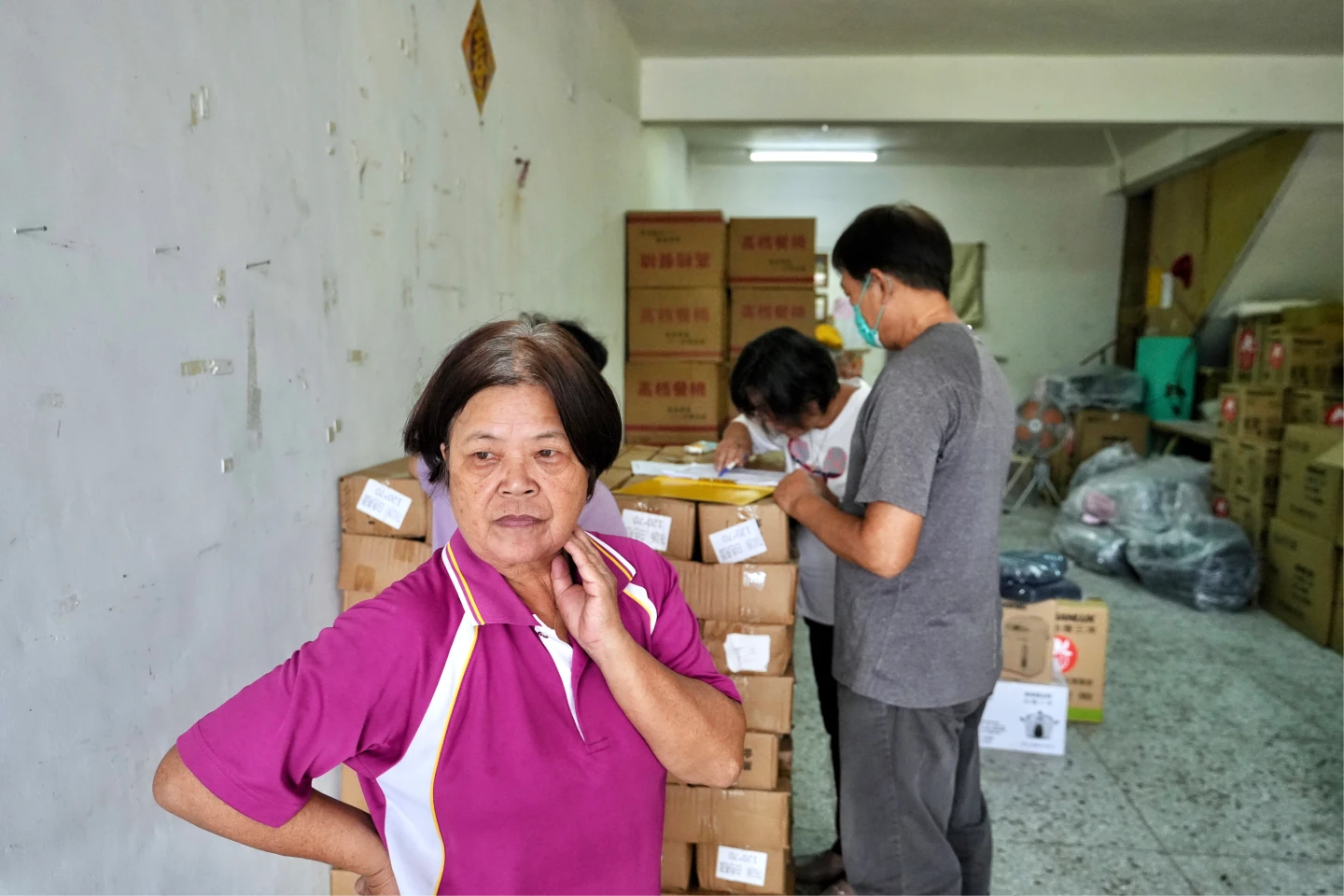 阮小姐(左)告訴《知新聞》,現在聽到下雨天就害怕。林林攝