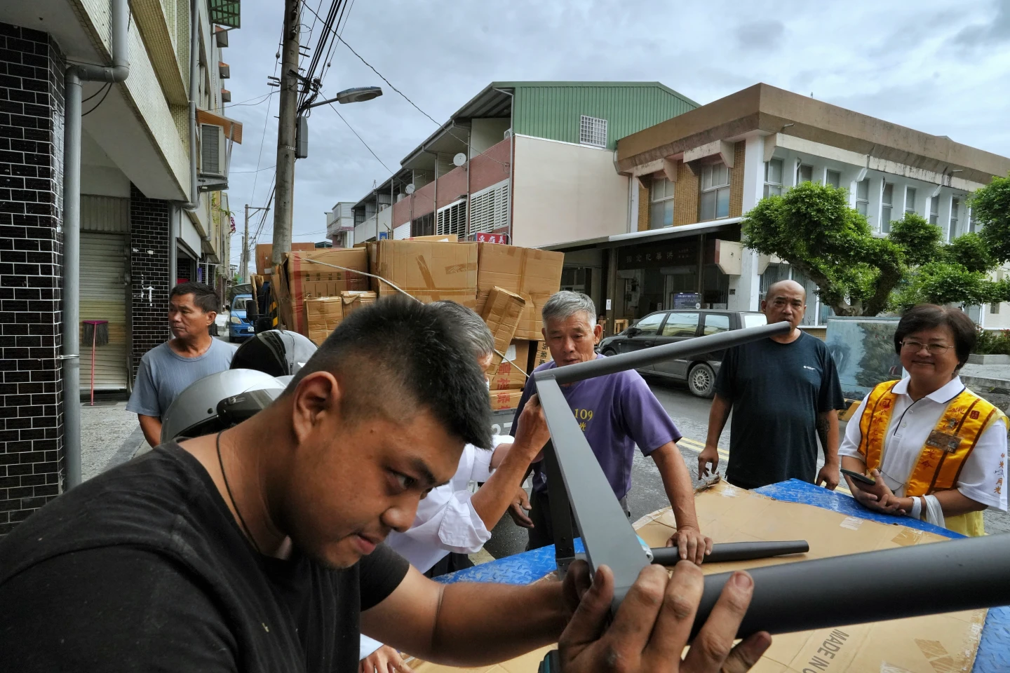 災後一個月,當地居民領取家具,慢慢讓生活回到正軌。林林攝