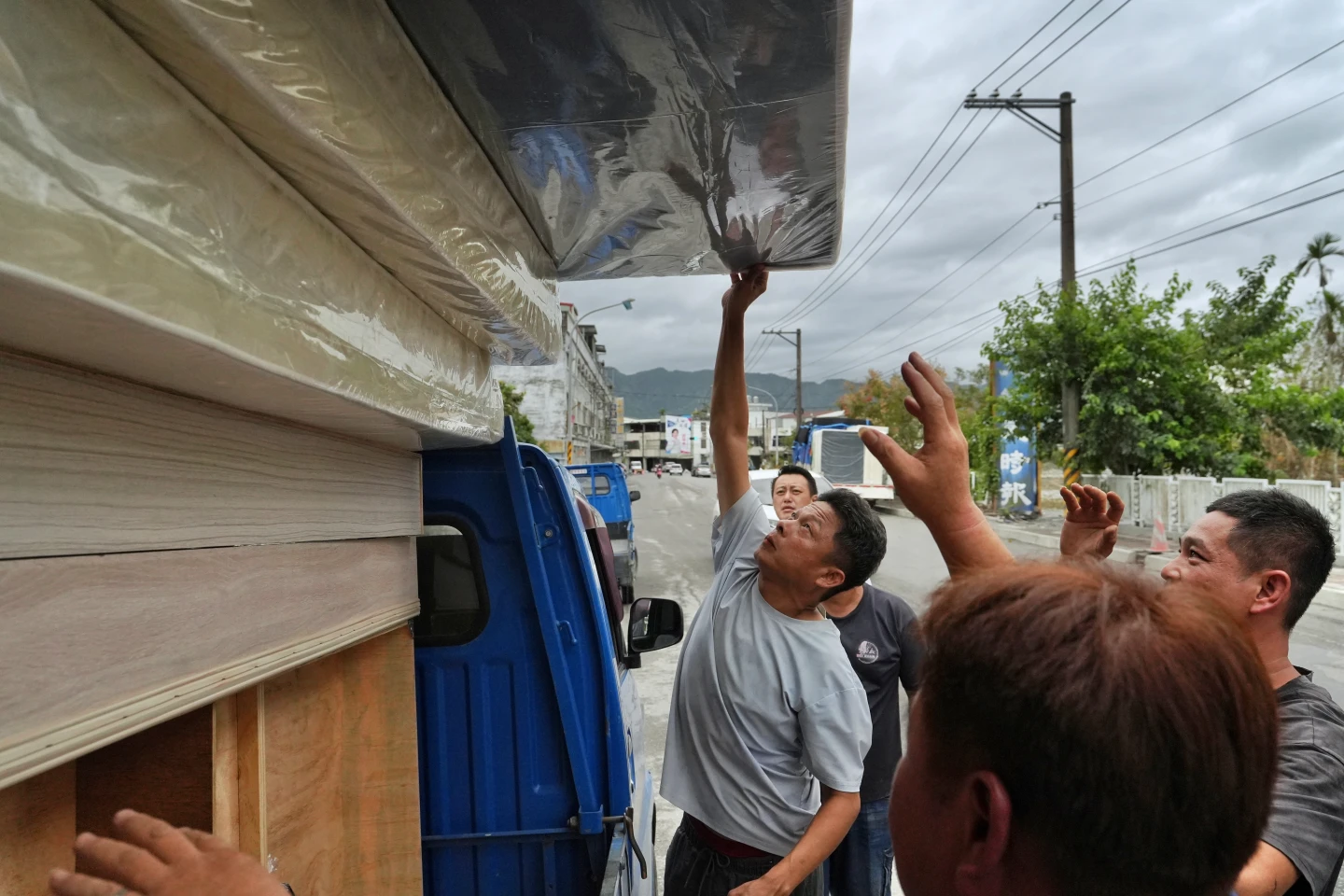 響應本次號召的業者鄭先生(左)笑說,雖然前一天以來只睡2個鐘頭,但還是很開心。林林攝