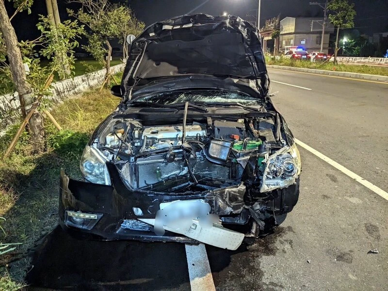 羅姓男子日前酒後駕車,在嘉義縣道164線撞上騎乘機車欲回老家探望父親的何姓男子;警方研判羅男不僅嚴重超速,且當時幾乎沒剎車,造成即使有戴安全帽的何男仍傷重不治。翻攝畫面,中央社