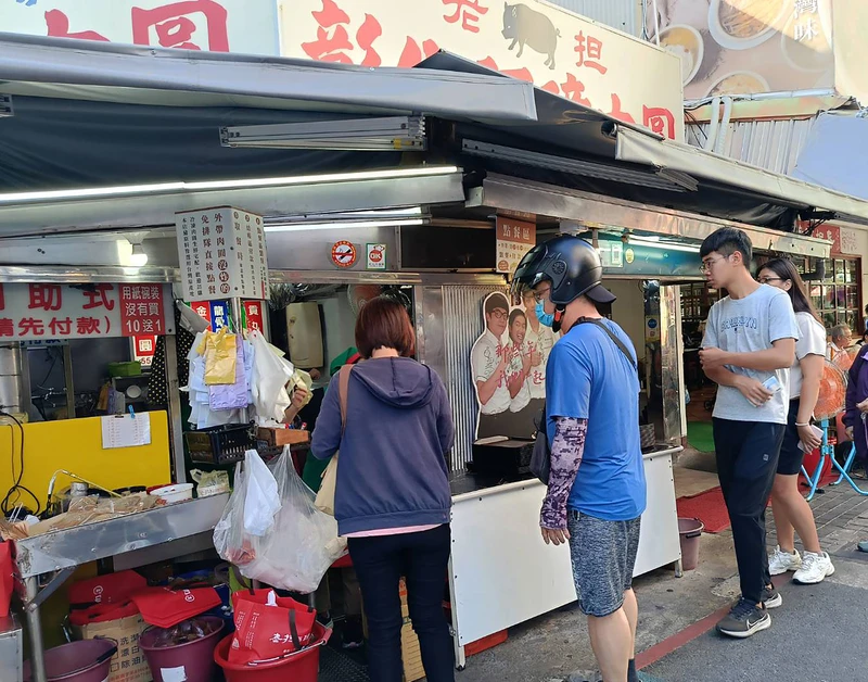 受非洲豬瘟疫情及禁運禁宰延長措施影響,彰化縣業者阿璋肉圓將於27日起暫停營業,預計最快11月8日恢復營業。圖為阿璋肉圓26日仍湧現排隊人潮。中央社