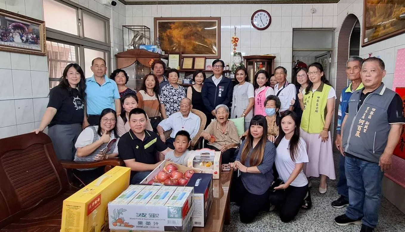 陳其邁與人瑞夫妻及其子女們大合照。高市府提供