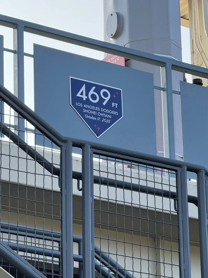 道奇在外野立牌紀念大谷翔平的場外全壘打。取自推特