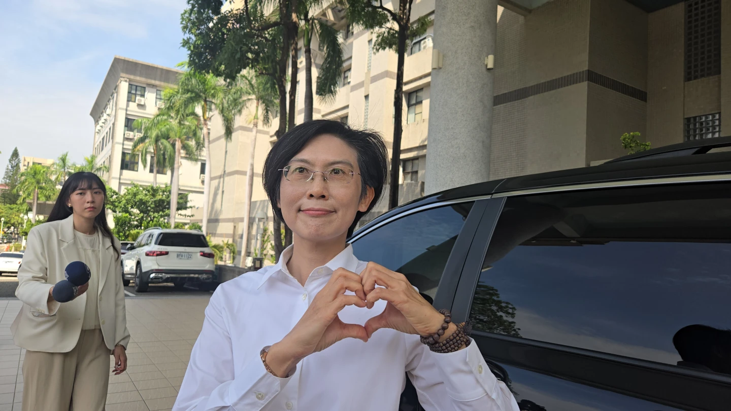 林岱樺離開法院前用雙手出愛心。王勇超攝