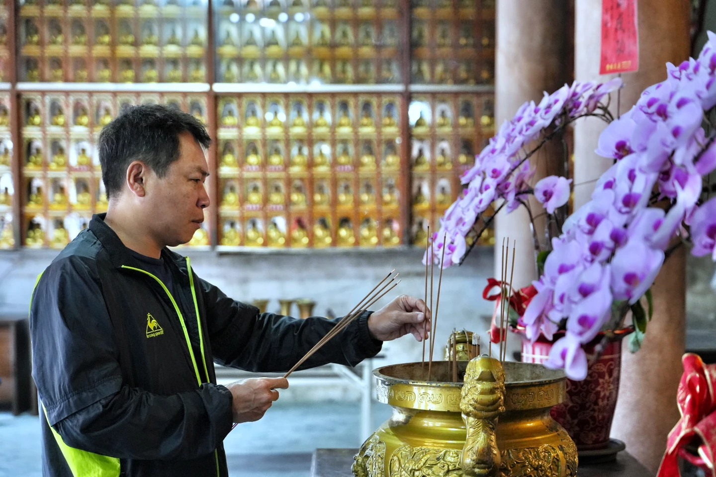 顏維勳說,第三次下來,是有神明在夢裡告訴他,未被尋獲的罹難者所在位置。林林攝