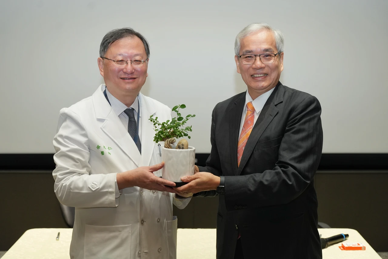 台大醫院院長余忠仁(左)呼籲,網路上的發言還是要謹慎、負責任。李柏毅攝