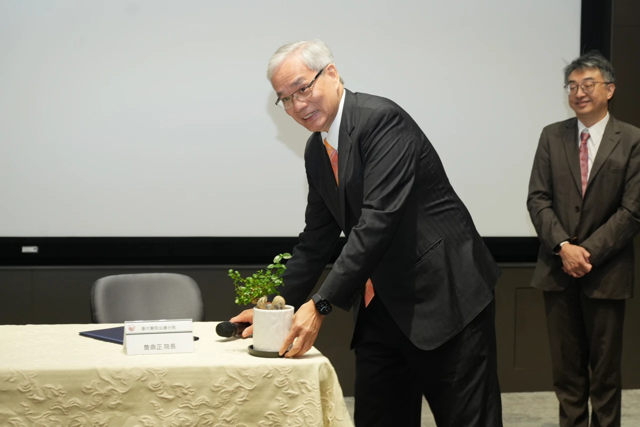 陳威明(前)說,這些到基層開業的人,經過台大、榮總的訓練,有一定的水準,所以他們開業其實不是壞事。李柏毅攝