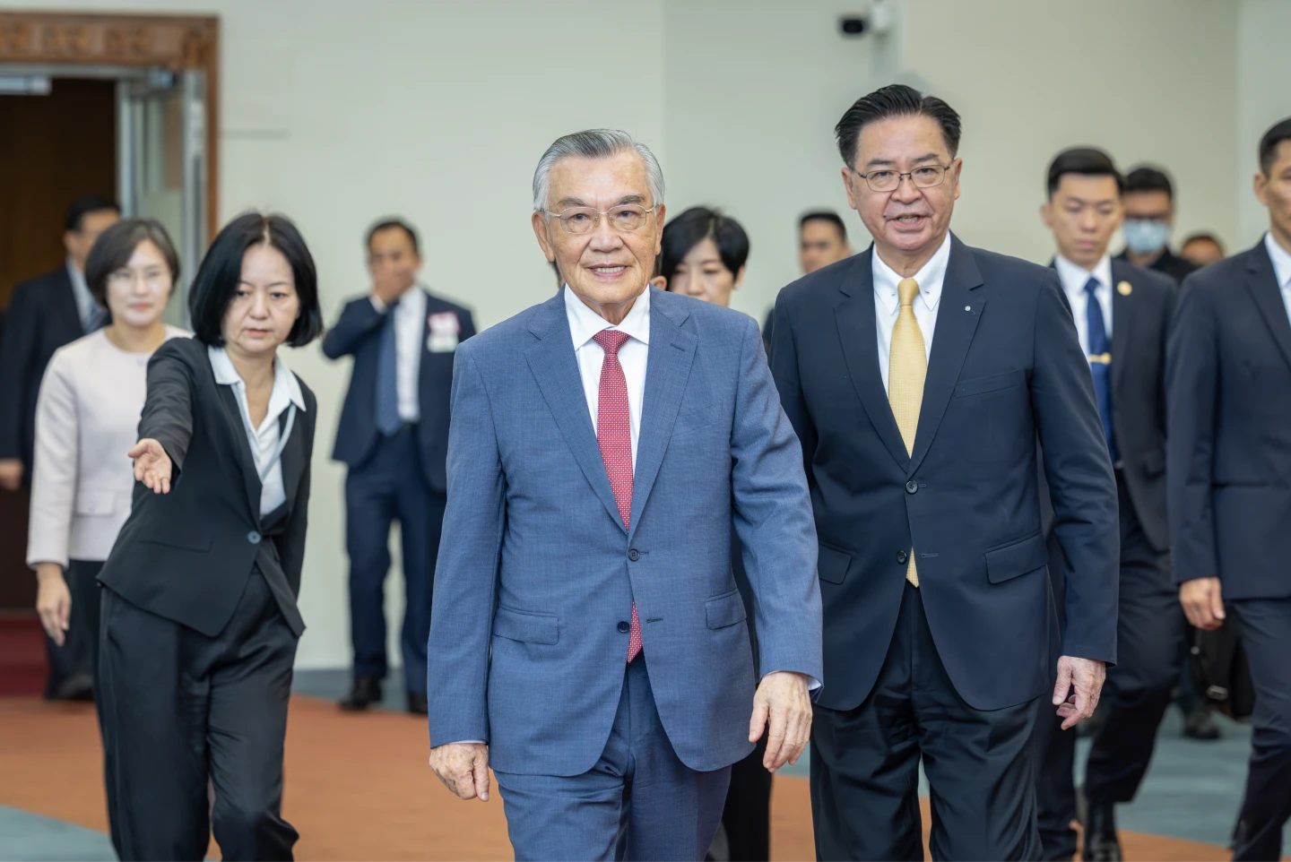 林信義率團飛韓國 機場談話:盼推銷台灣、吸引外資「提升在APEC地位」