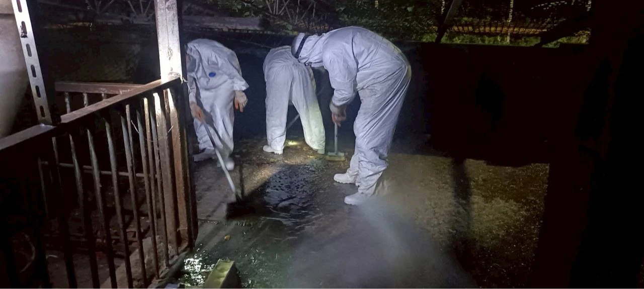 防疫人員進入案場執行清消。中市府提供