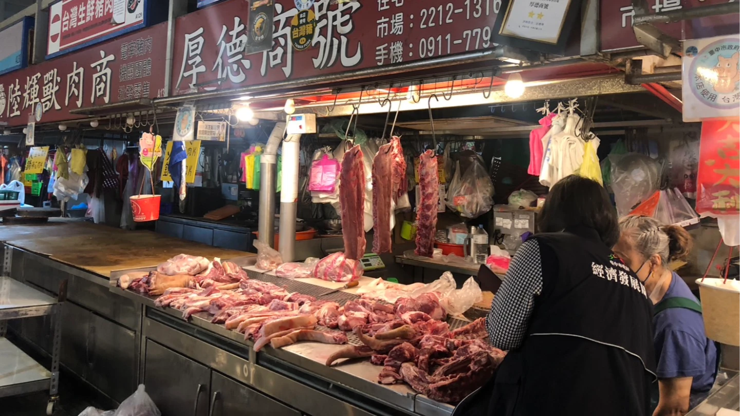 市府稽查人員針對零售豬肉攤商加強稽查。中市府提供
