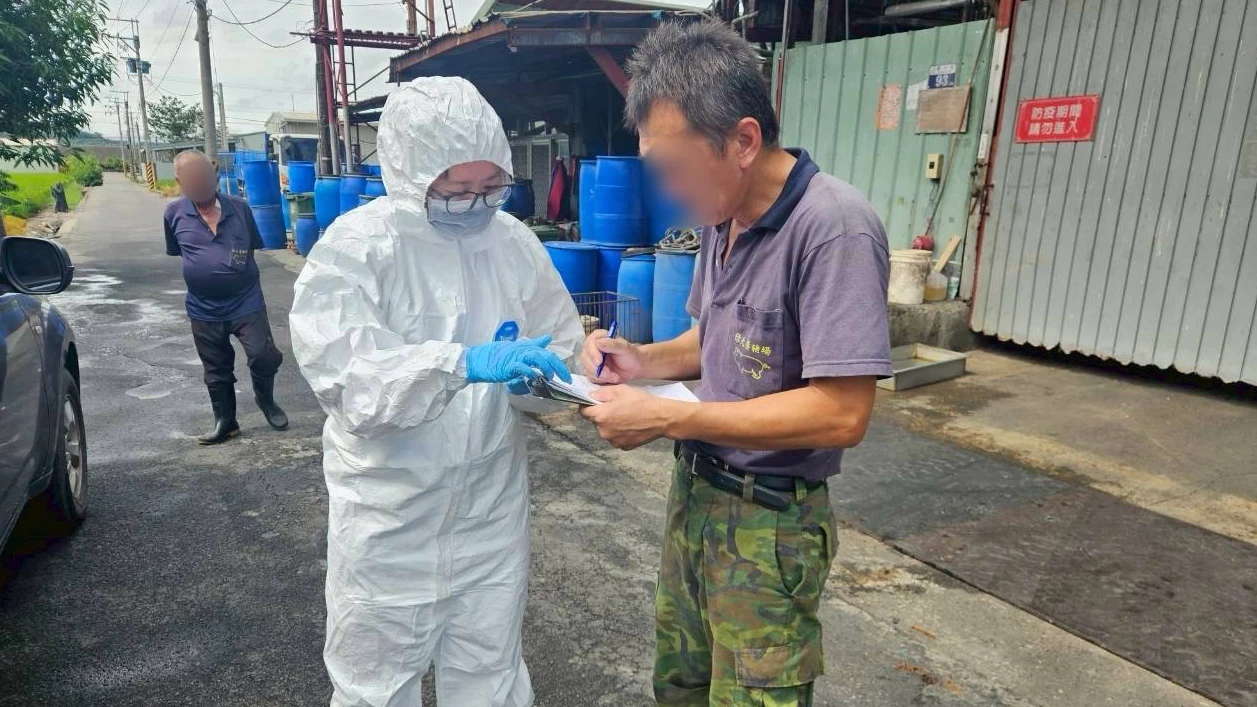 防疫人員訪視豬農。中市府提供