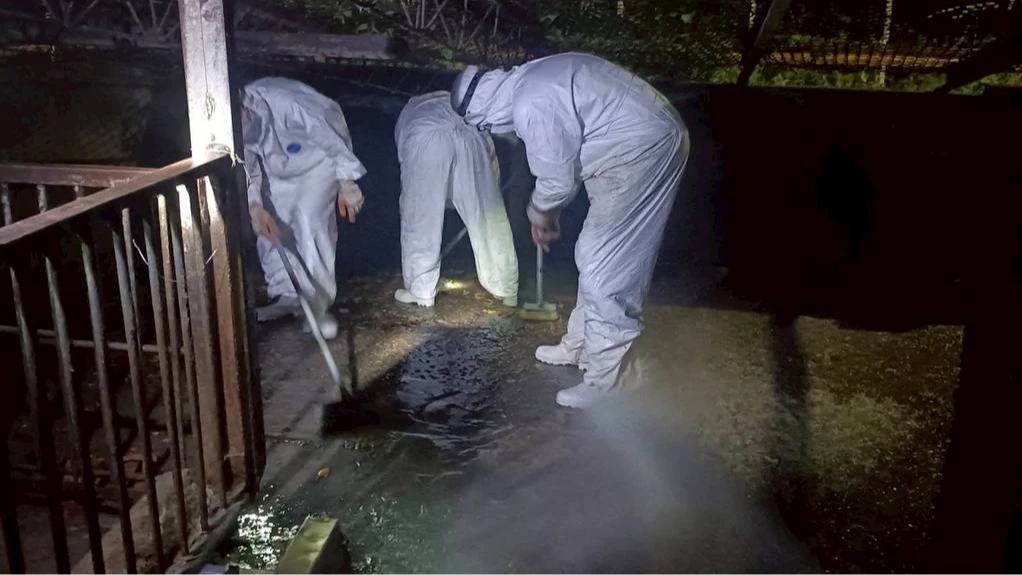 防疫人員進入案場執行清消。中市府提供