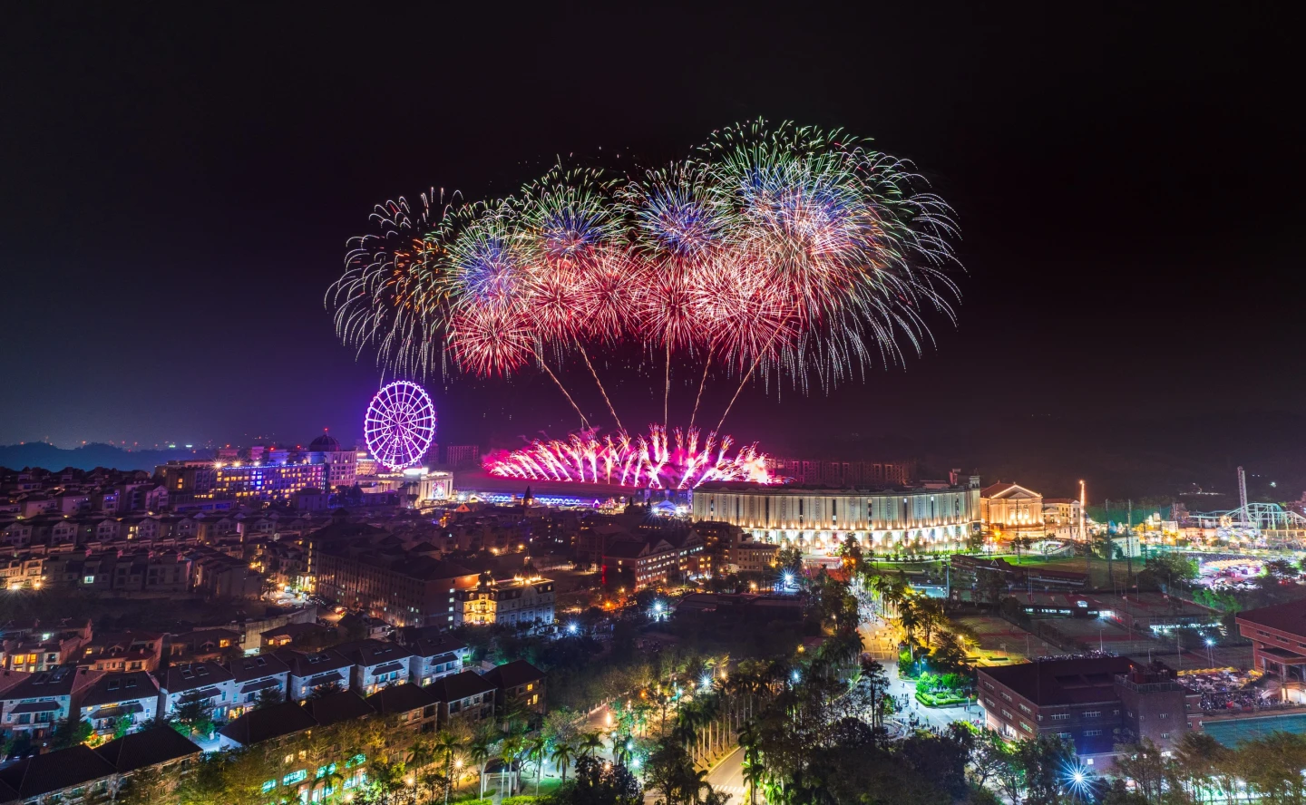 義大世界2026跨年將施放999秒大型煙火,以夜幕作畫七彩騰雲及宇宙星河。義联集團提供