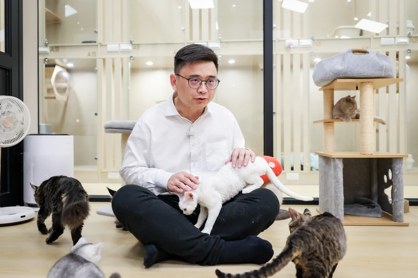 賴瑞隆在業者與飼主陪同下與萌寵互動。民眾提供