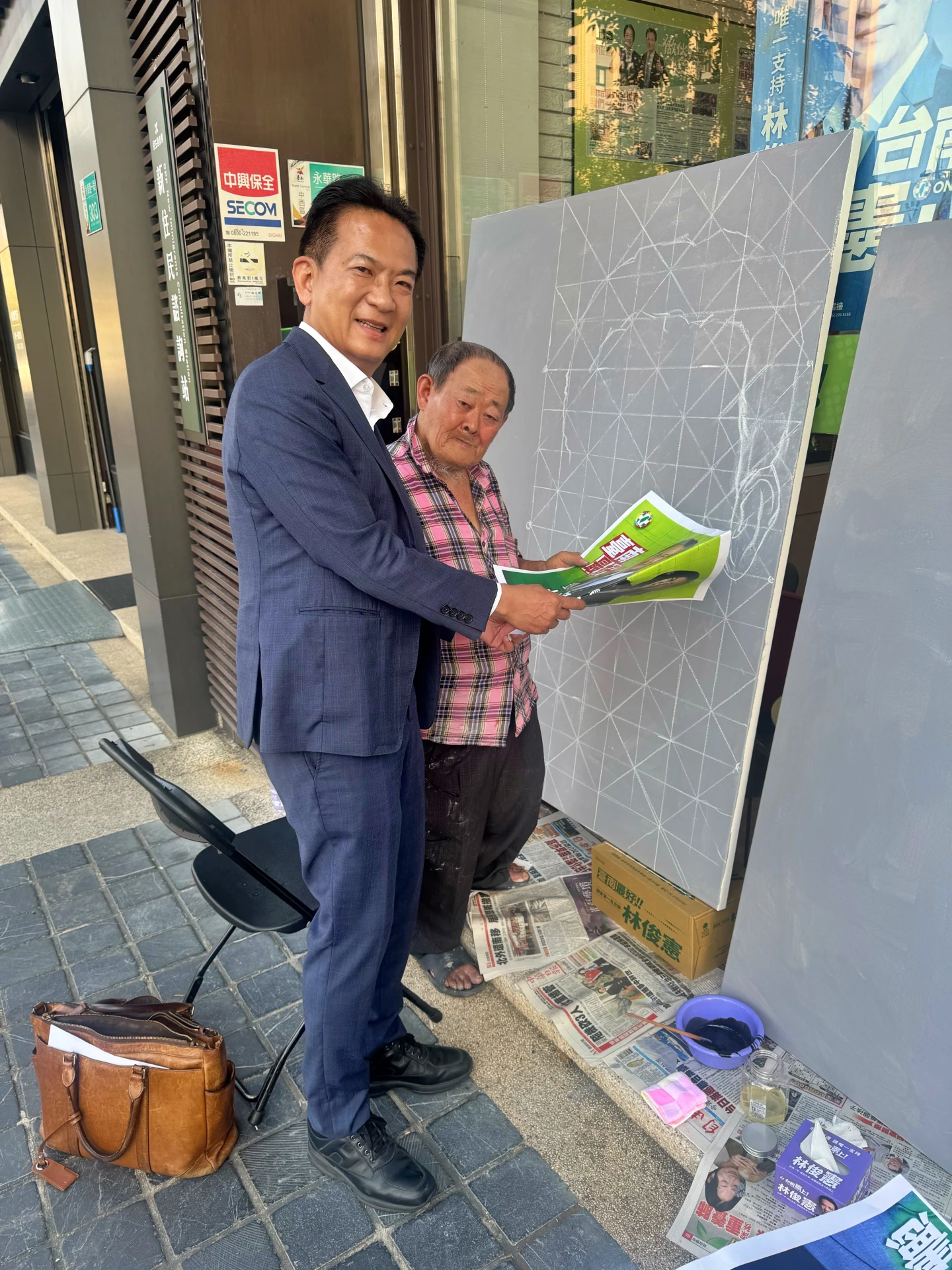 林俊憲請來「國寶級電影海報大師」顏振發手繪競選意象。林俊憲服務處提供