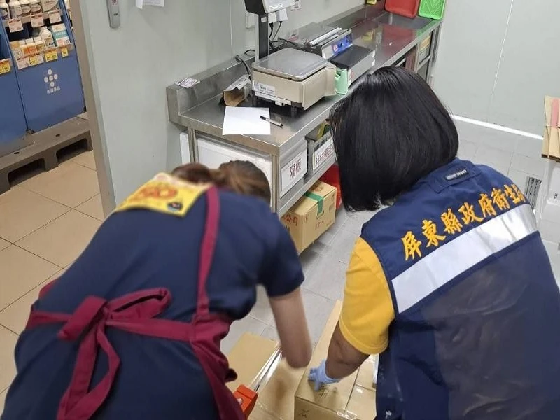 屏東縣衛生局針對物流車貨品流向稽查。民眾提供