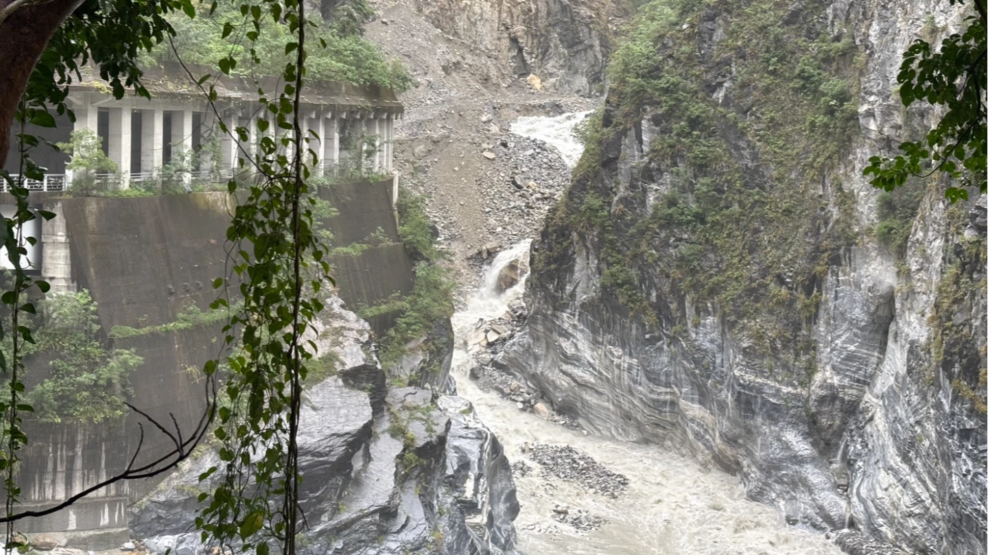 有片|上游持續降雨!燕子口堰塞湖溢流加大恐潰決 林保署籲人員勿進入河道