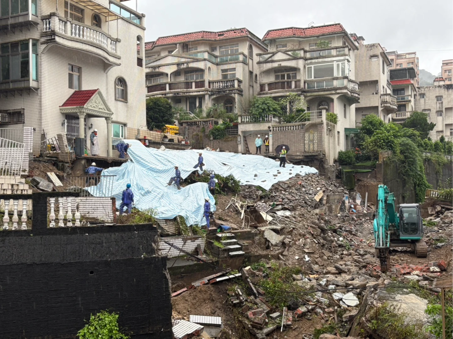 大雨轟炸!新店錦繡、碧瑤山莊擋土牆崩塌 預防性撤離百人