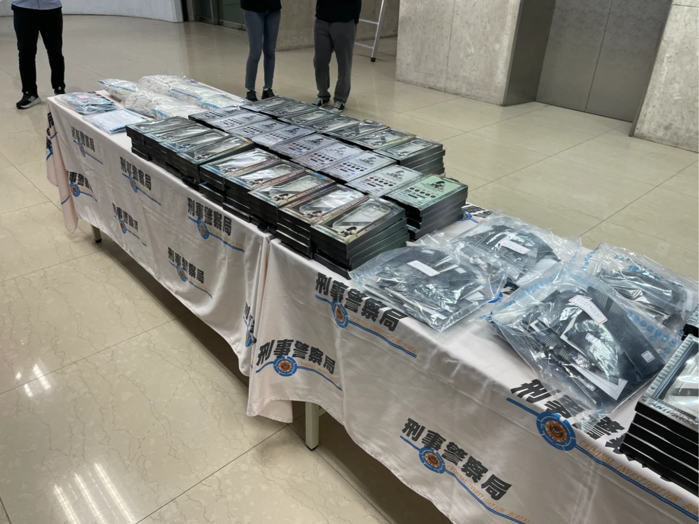 查扣證物。翻攝畫面