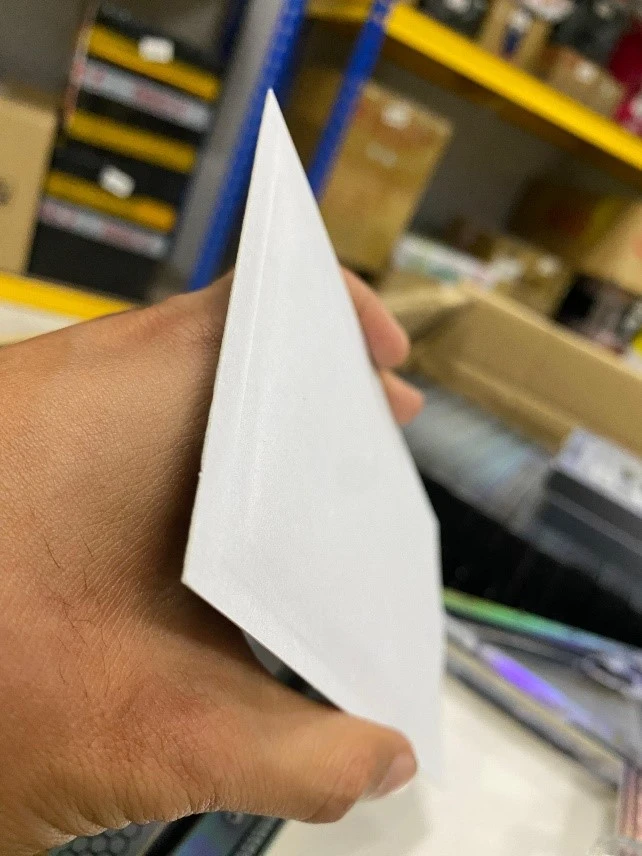 王嫌將海洛因粉末藏放在手機殼紙板夾層。翻攝畫面