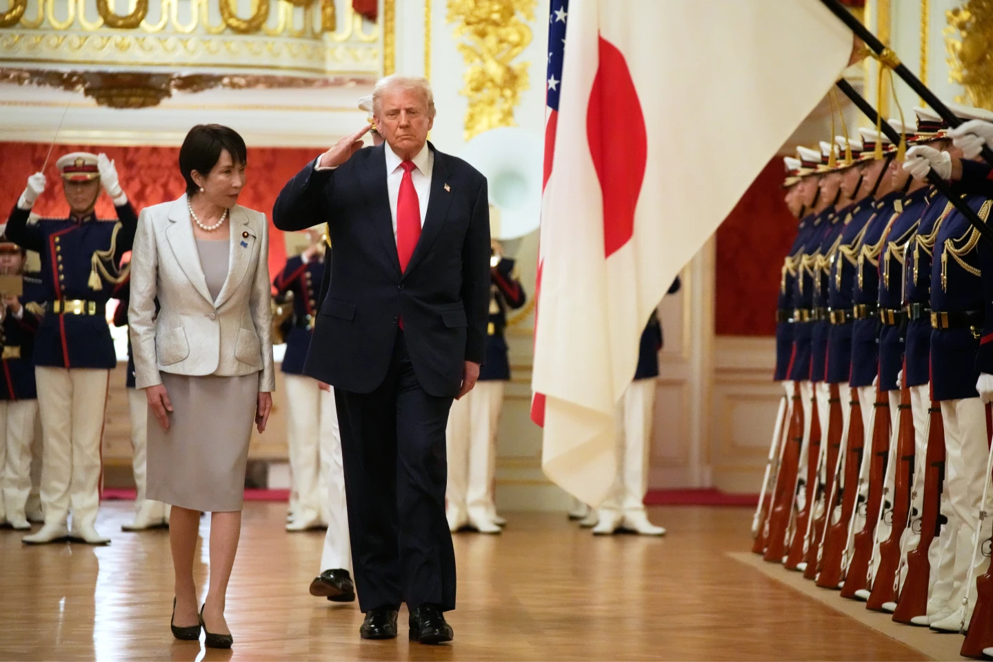 美日峰會10月28日在東京會談前,雙方領袖一同檢閱儀仗隊。美聯社