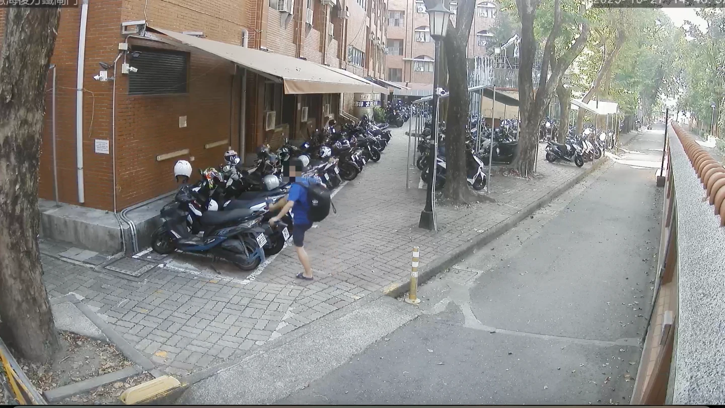 有片|高科大踹倒30機車!怪男「專挑高檔車」身影曝 學生怒:警衛室在旁竟沒攔阻