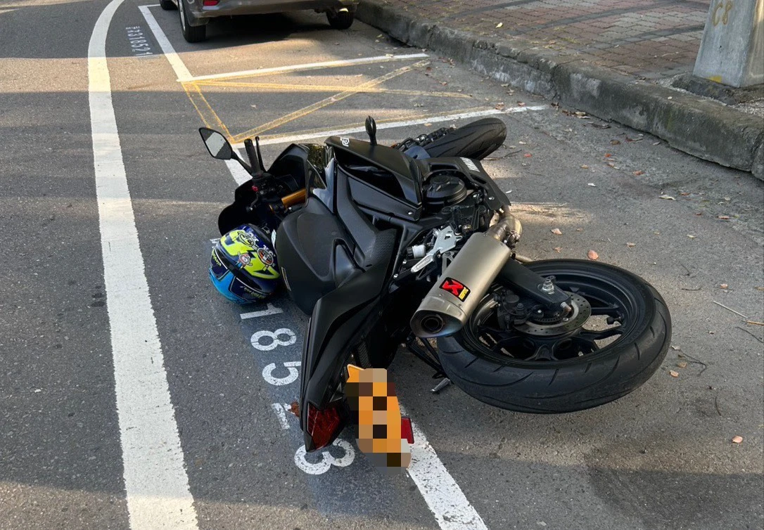 一名穿藍上衣的背包男,昨天下午在高科大楠梓校區停車場及校外的海專路,用腳踢或手推機車,造成近30輛機車倒地,其中包括黃牌重機。民眾提供