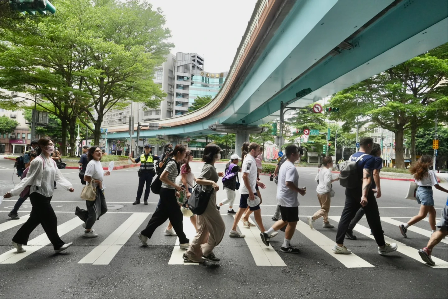 未依標誌、標線、號誌指示減速慢行者,將觸犯公路局新增的「特別違規行為」。林林攝