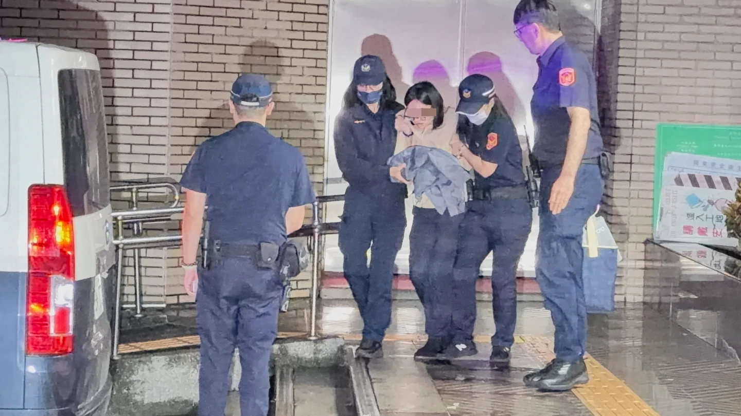 簡女帶2女兒到碧潭溺斃,今天被提訊出庭哭到癱軟。丁牧群攝