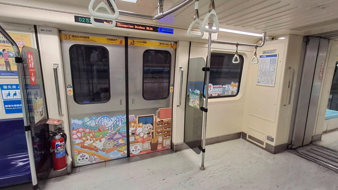 移除部分車門旁座位及屏風,增加站立空間,也可方便乘客移動。北捷提供