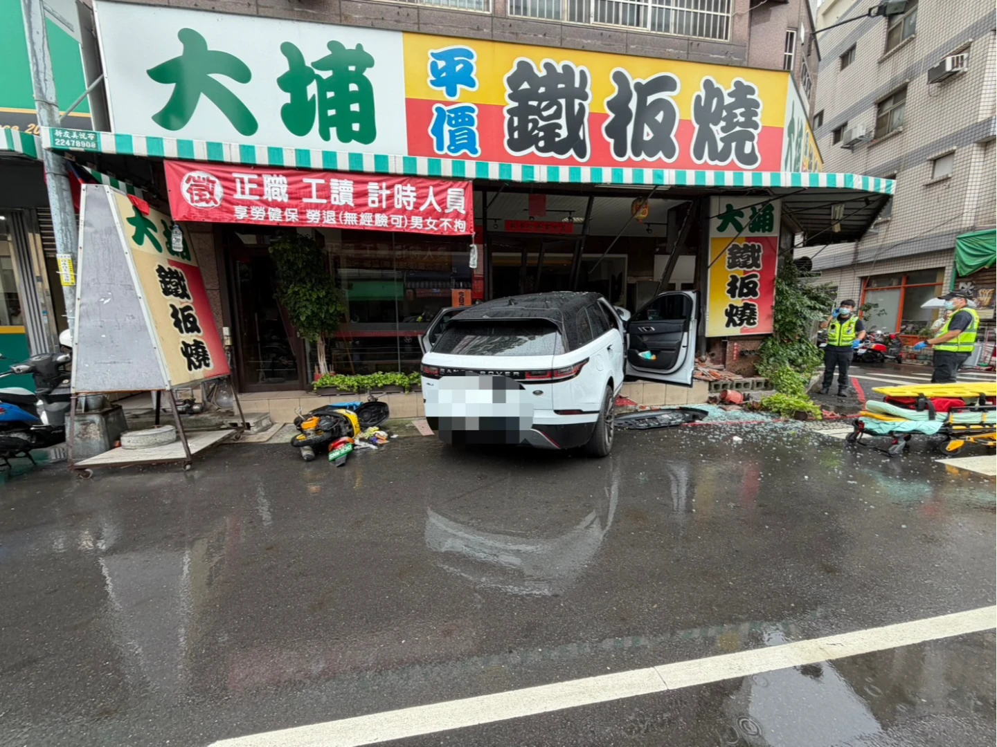 休旅車不明原因失控衝撞大埔鐵板燒,駕駛頸部「深長利刃傷」身亡,肇事原因由警方深入調查中。讀者提供