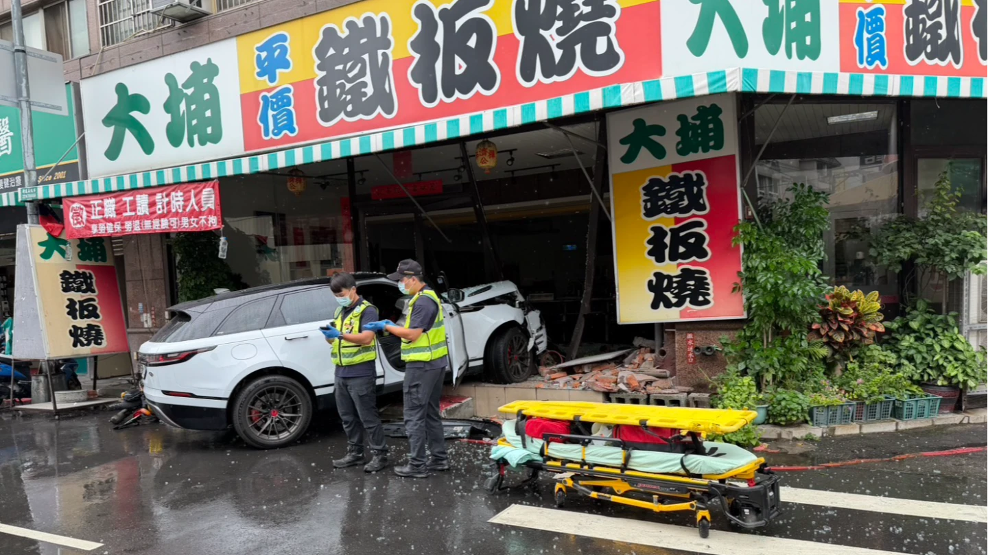 撞擊瞬間片|台中休旅車離奇逆向撞大埔鐵板燒 駕駛頸有「深長利刃傷」喪命