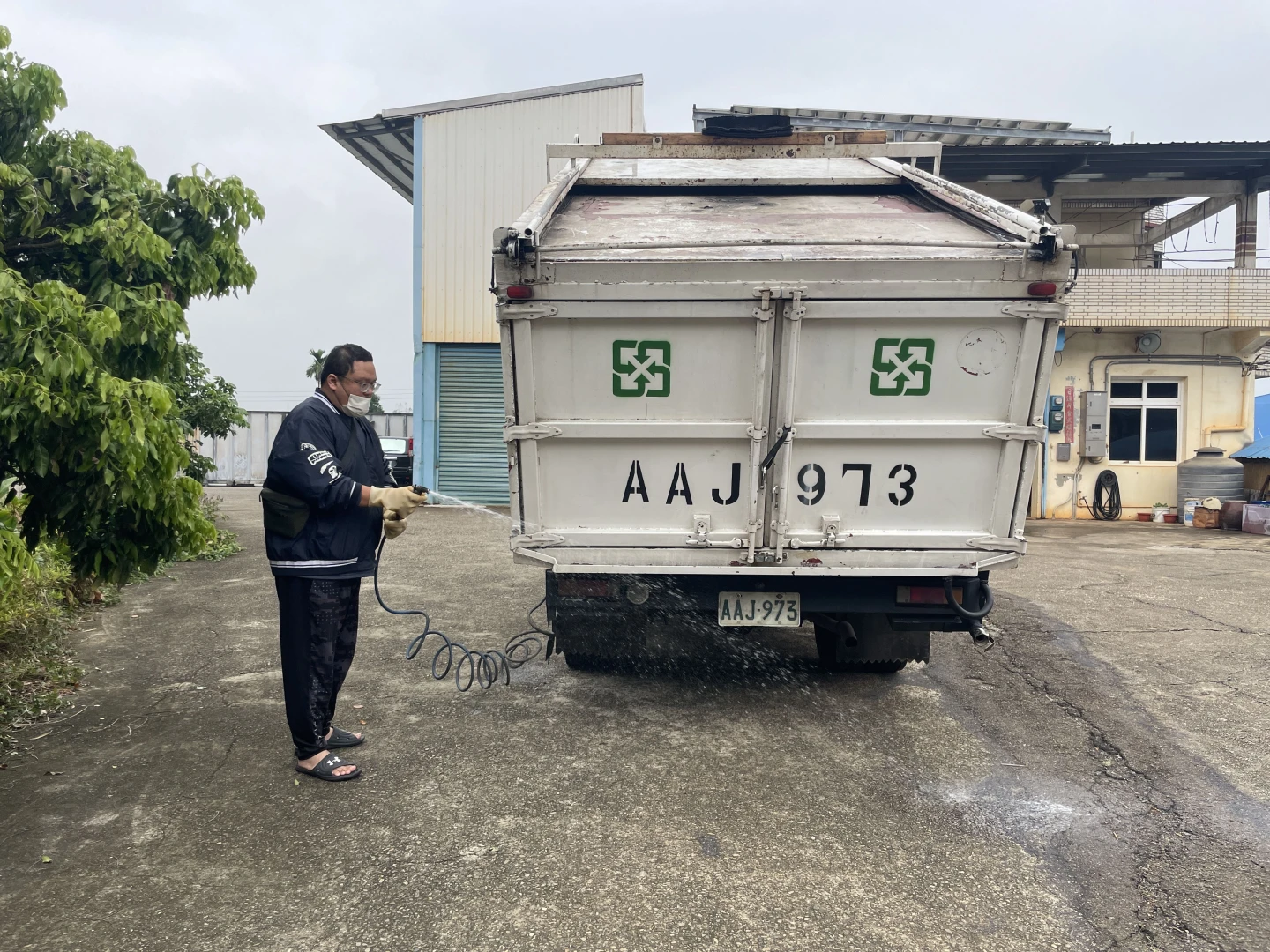 化製車輛示意圖,非當事人、非當事車。苗栗縣動物保護防疫所提供