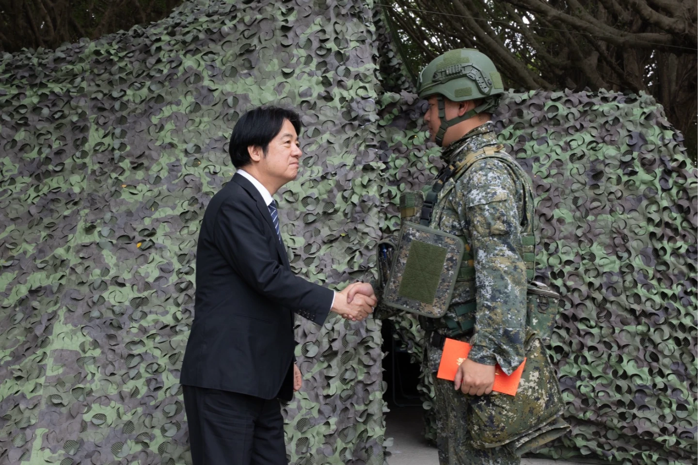 賴清德頒發加菜金慰勉官兵辛勞。總統府提供