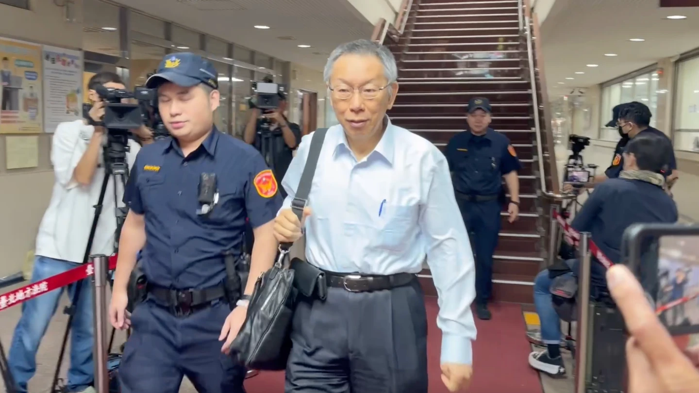 柯文哲今早到台北地院出庭,中午離開。丁牧群攝