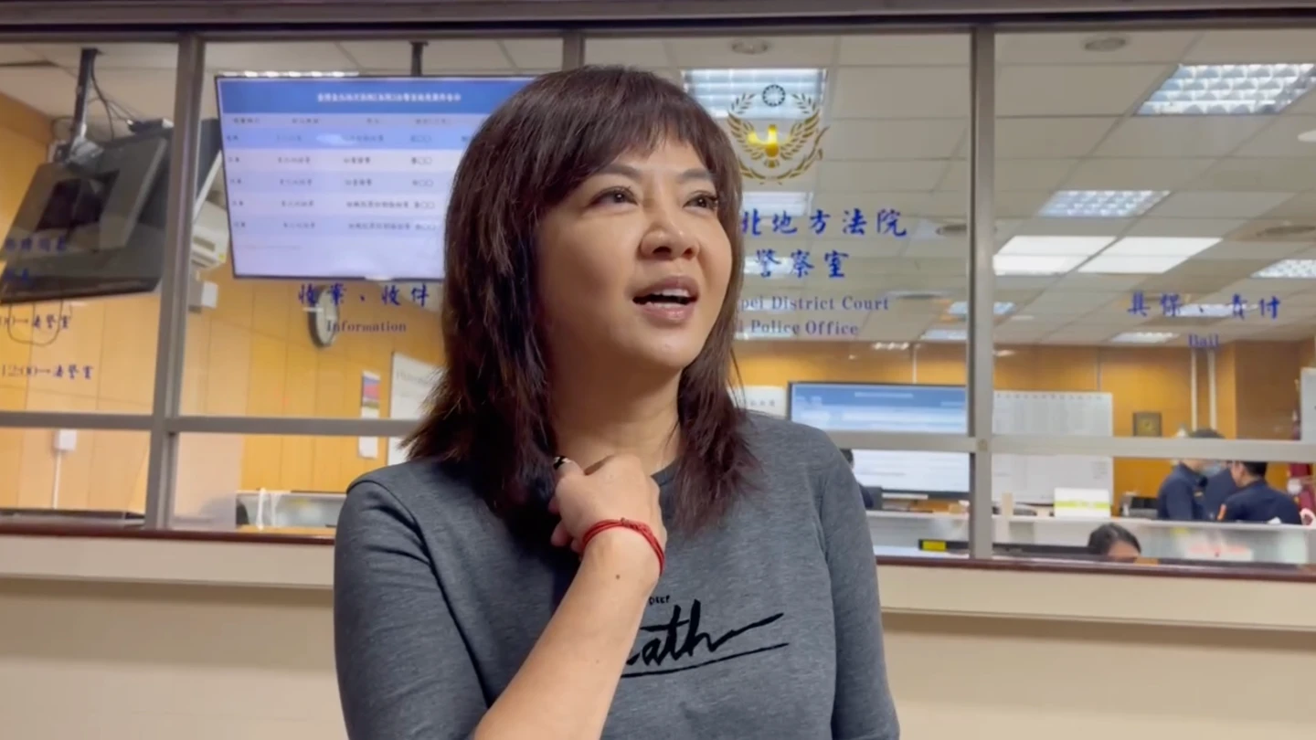 她出庭爆柯文哲唱歌跳舞爛!怒拿愛的小手斥責:對得起買票觀眾? 他急道歉
