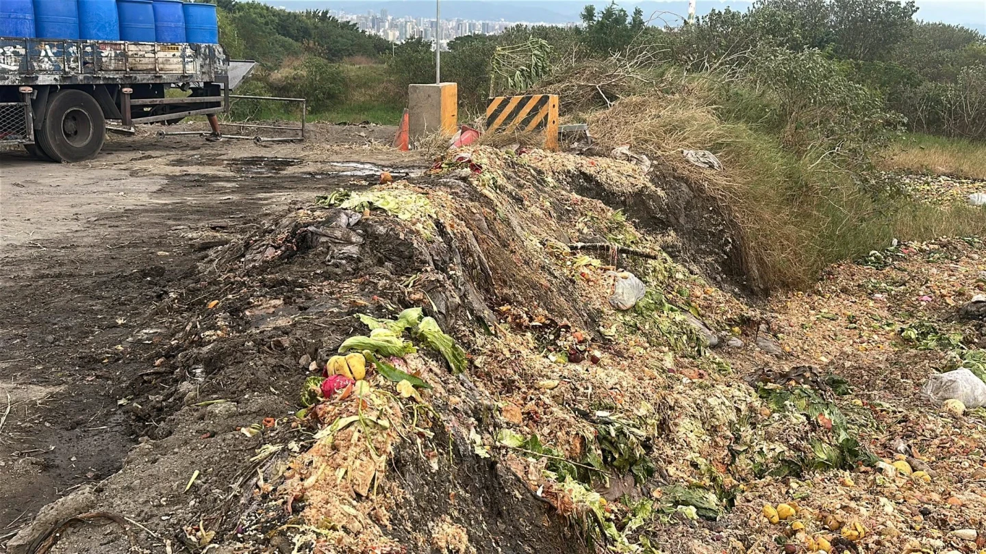 垃圾掩埋場成垃圾山。取自FB @ 何文海