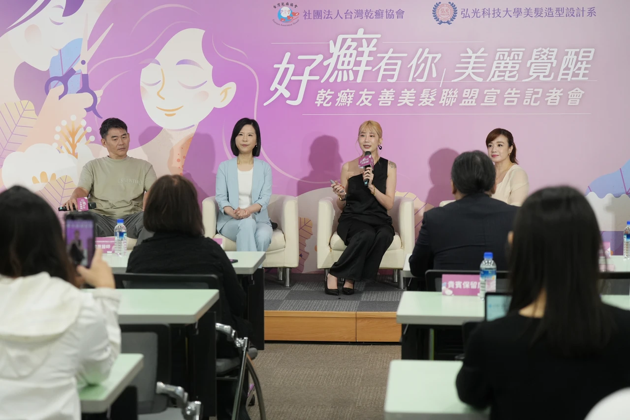 美髮設計師Miyake(右2)表示乾癬病灶發作期不適合染燙頭髮,可以剪髮。陳卓邦攝