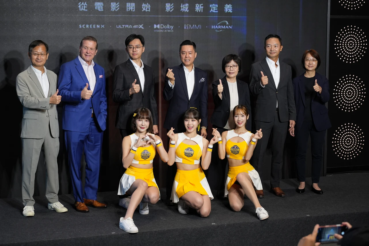 大巨蛋秀泰影城今(28)日正式開幕,邀請中信兄弟啦啦隊Passion Sisters開場助陣。葉志明攝