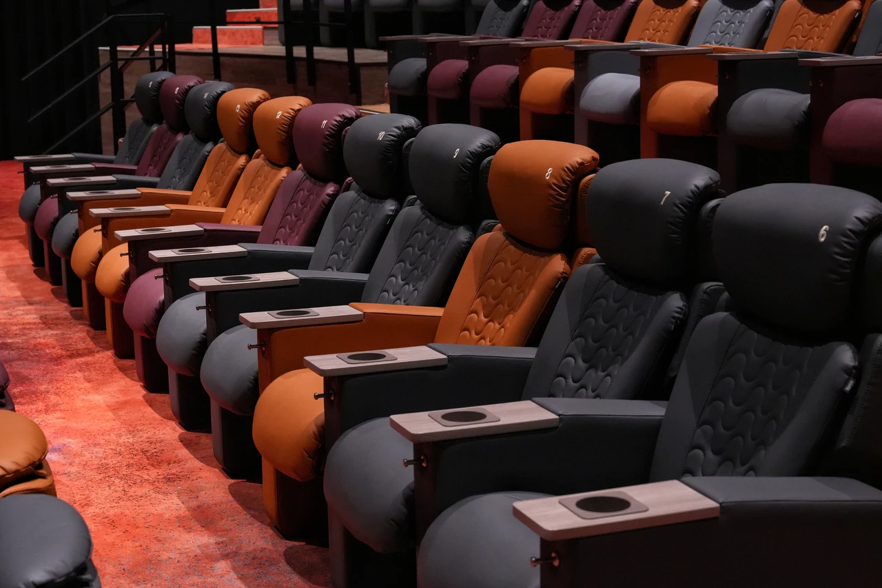 全球首創「Remmi Chair」影廳,從椅背弧度、支撐角度到材質選用,皆以「長時間舒適觀影」為出發點。葉志明攝