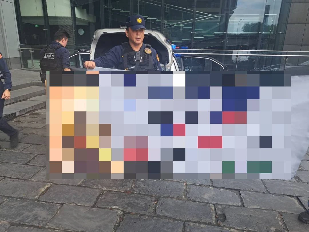 男子帶瓦斯桶、煙火、布條、看板等物到三立抗議。翻攝畫面