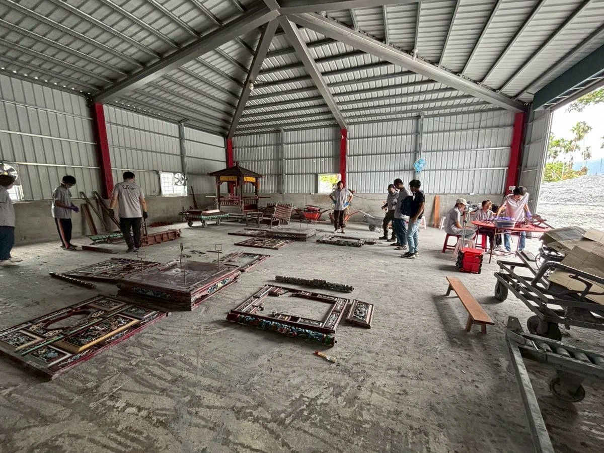 文物搶救團隊在保安寺庫房中,發現災後大量受損的文物。台灣文物保存協會提供