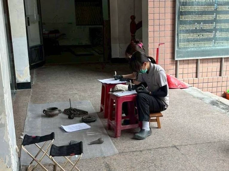 學生志工在現地協助受損記錄的作業情形。台灣文物保存協會提供