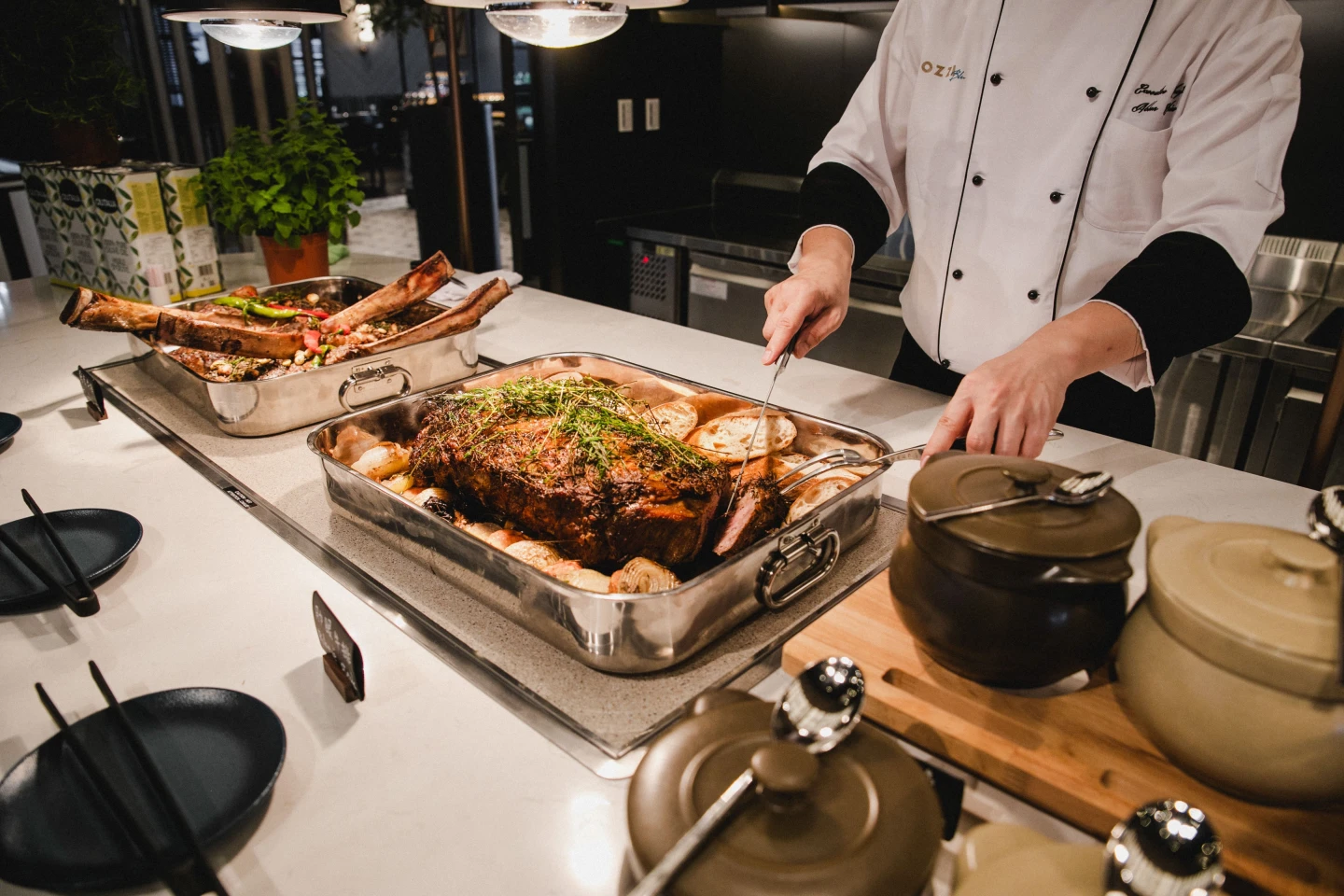 「COZZI Blu和逸飯店‧桃園館」自助餐廳Cozzi Market逸‧市集推出「單人平日午晚餐券」每張955元(約61折)。國泰飯店觀光事業提供
