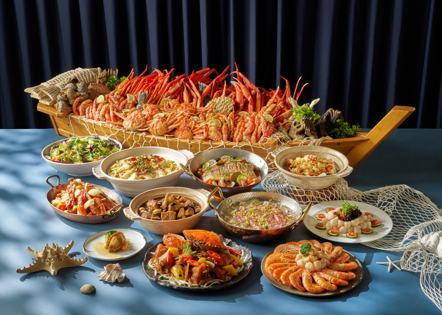 旅展熱銷的「敘日全日餐廳自助百匯平日午晚餐券(9+1張/套)」每套11,700元」,買9張送1張,平均一張僅要1,170元。六福提供