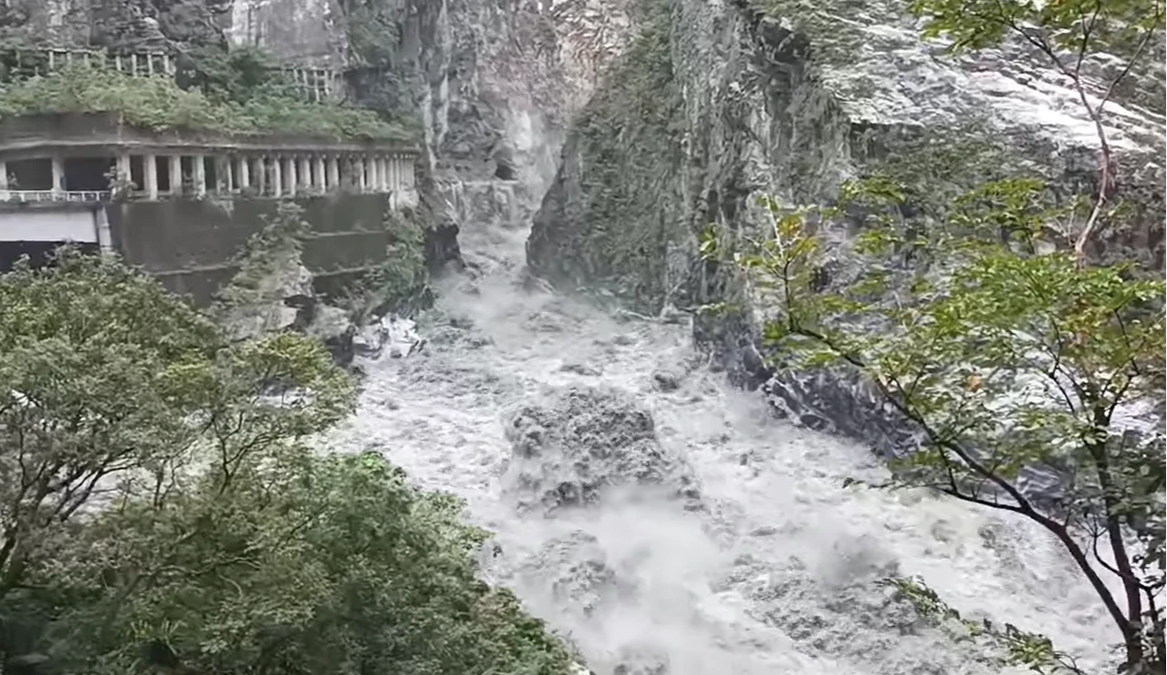 有片|燕子口堰塞湖溢流!水量擴大沖刷壩體畫面曝 緊急發訊:勿近下游河道