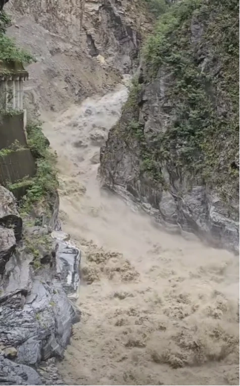 燕子口堰塞湖溢流,水量擴大沖刷壩體畫面曝。取自FB@林業及自然保育署